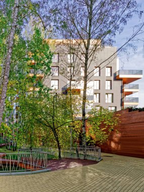 Huş ağaçları ve Modern cam konut binası