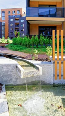 Modern konut yapı kompleksinin çeşmede