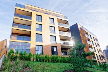 Çam ağaçları, konut Schüco Modern mimari kompleks