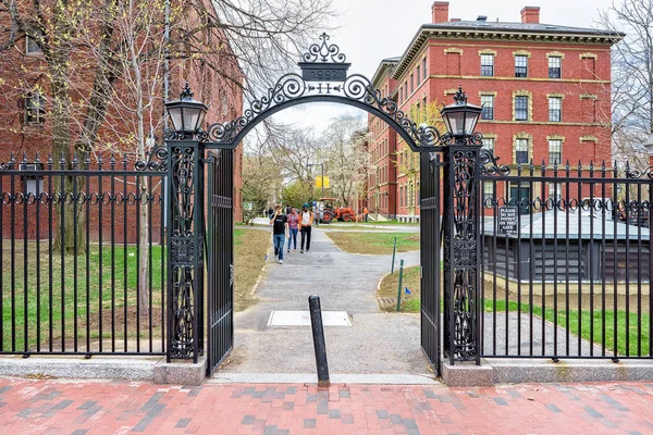 Puerta de entrada a Harvard Yard de Cambridge — Foto de Stock