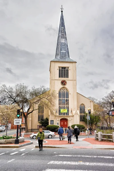 İlk Parish Kilisesi ve turistler, Cambridge
