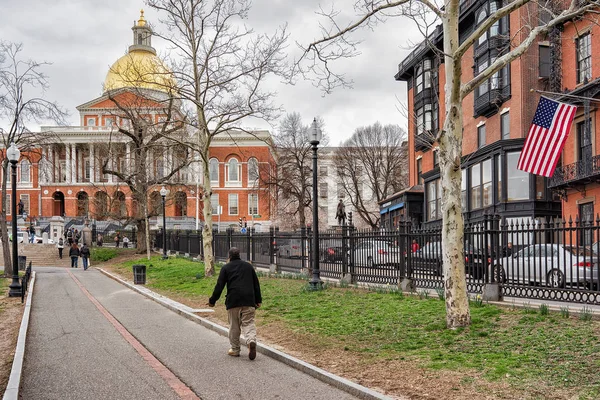 Mann in der staatlichen Bibliothek von massachusetts im boston common park — Stockfoto