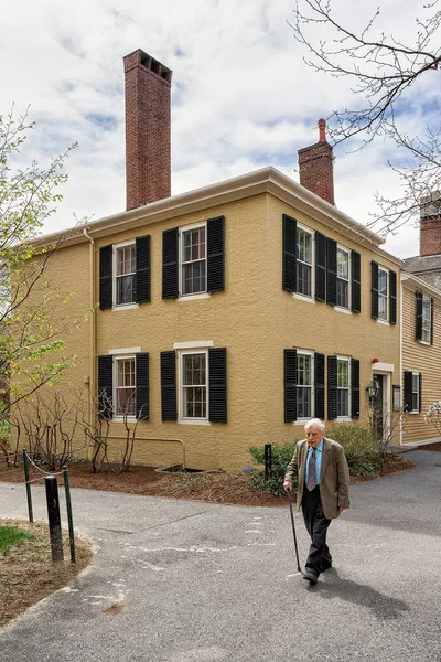 Homem sênior na Harvard Yard da Universidade de Harvard — Fotografia de Stock