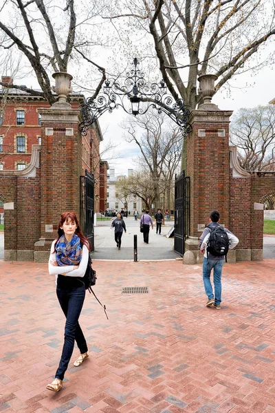 Студенти на в'їзні ворота в Гарварді дворі Кембридж — стокове фото