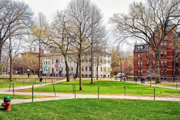 University Hall y Harvard Computer Society en Harvard Yard — Foto de Stock