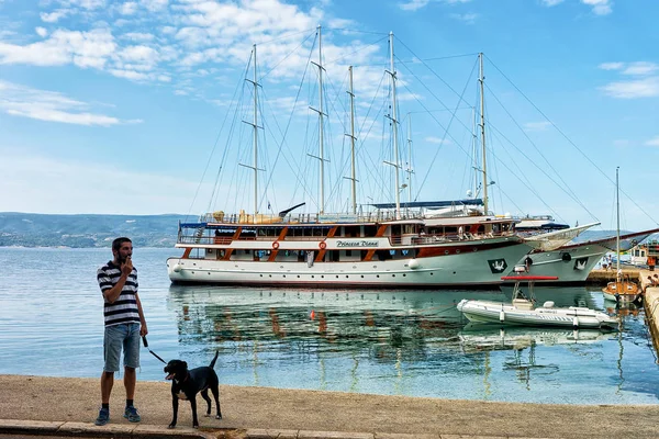 Man with dog at harbor in Adriatic Sea in Omis — Stock Photo, Image