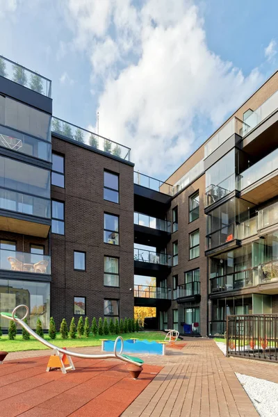 Çocuk oyun alanı ve Modern mimarisi, Apartman