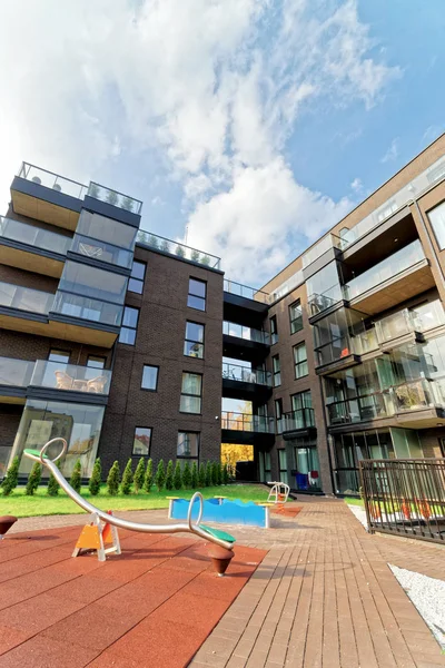 Çocuk oyun alanı ve Modern mimari daire Konut Binası