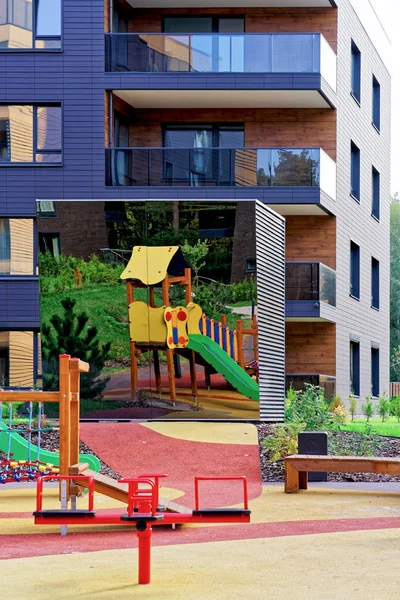 Çocuk yere apartman binaları mimari kompleks oyun