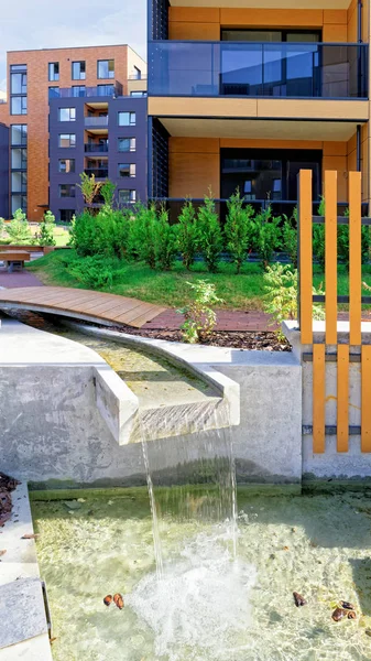 Modern konut yapı kompleksinin çeşmede