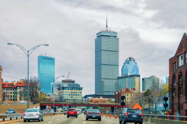 Gökdelenler ve Boston trafikte araba ile yol