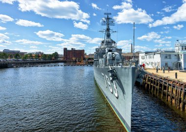 Boston'da demirlemiş Uss Cassin genç gemiyi