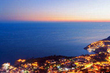Dubrovnik'in tarihi kent merkezine ve Adriyatik Denizi üzerinde hava gece görünümü