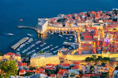 Hava akşam görünümünü Dubrovnik'in tarihi kent merkezine ve Adriyatik Denizi
