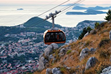 Kabin teleferik ve ortaçağ şehir Dubrovnik gün batımında