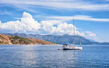 Adriyatik Denizi Dobruca Lokrum Adası'nda yelkenli