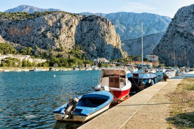 Waterfront Omis Cetina Nehri'nin, tekneler