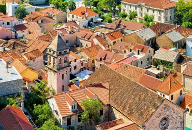 Kilise kulesi ve eski şehrin Omis binaların çatıları