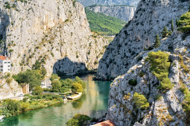 Gorge ve Omis Cetina Nehri
