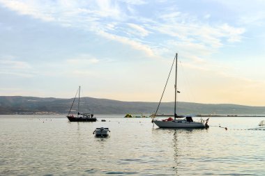 Omis Adriyatik Denizi'nde Harbor'da yelkenli tekneler