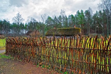 Etnografik Köyü Riga, eski bina ve ahşap çit