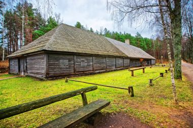 Riga'da açık hava köy Etnografya içinde eski ahşap bina