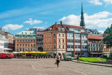 İnsanlar ve St Peter Kilisesi Riga spire ile kare