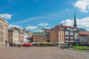 İnsanlar ve sivri Ssint Peter Kilisesi Riga ile kare