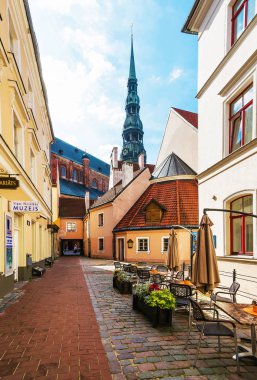 Sokak kafe ve sivri, Aziz Peter Kilisesi Riga