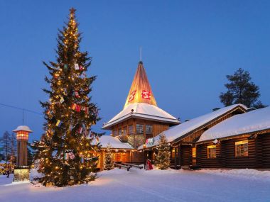 Noel Baba Köyü Lapland geceleri ışıklı