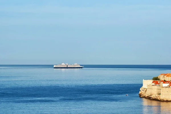 두브로브니크 요새와 아드리아 바다에서 크루즈 라이너 — 스톡 사진