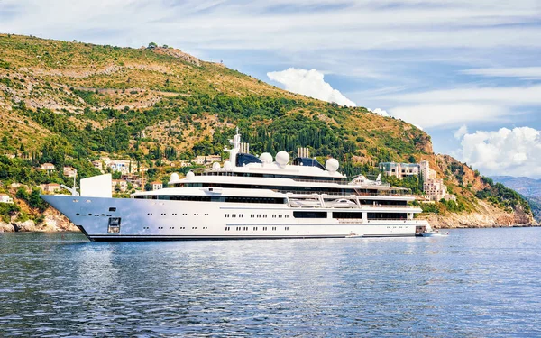 Luxus jacht a Lokrum-szigetre és az Adriai-tenger Dubrovnik — Stock Fotó
