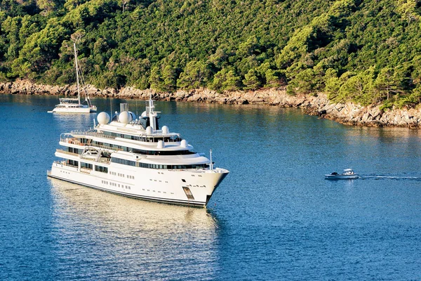 Luxus jacht a Lokrum sziget az Adriai-tenger Dubrovnik — Stock Fotó
