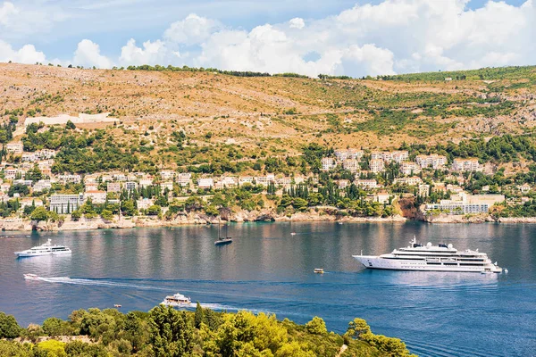 Yates de lujo en la isla de Lokrum del mar Adriático en Dubrovnik — Foto de Stock