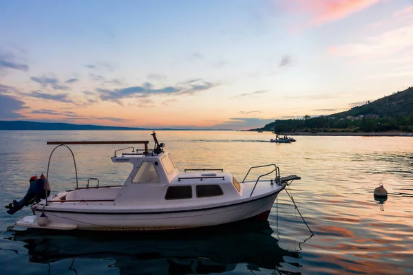 Perahu di pelabuhan di Laut Adriatik di Omis saat matahari terbenam — Stok Foto