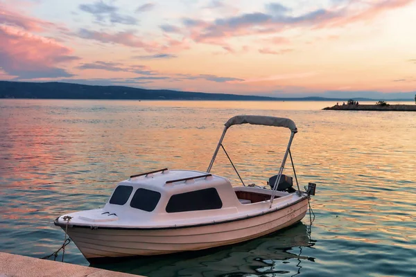 Perahu di pelabuhan di Laut Adriatik di Omis saat matahari terbenam — Stok Foto