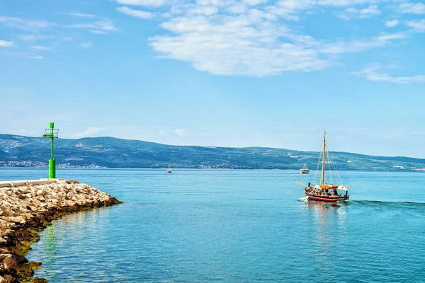 Lighthouse and Boat at harbor in Adriatic Sea in Omis — Stock Photo, Image