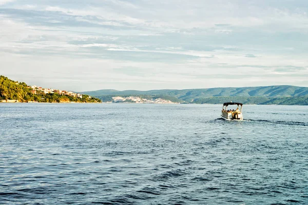 Barco a motor no porto do mar Adriático em Omis — Fotografia de Stock