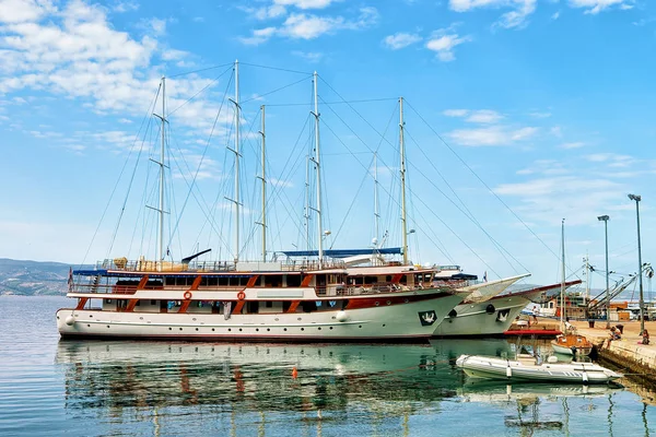 Az Adriai-tenger Omis kikötőjében a hajó — Stock Fotó