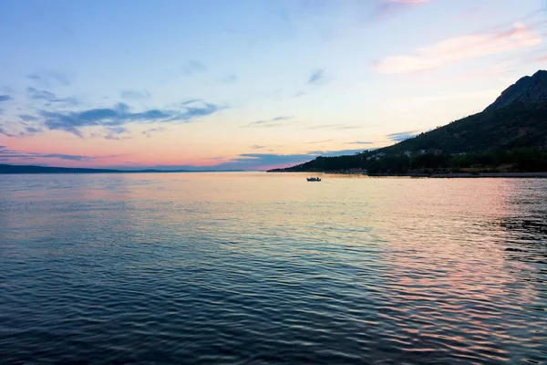 Pôr do sol no porto no mar Adriático em Omis — Fotografia de Stock