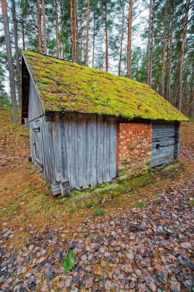 Edifício de madeira velho em Etnográfico ao ar livre aldeia de Riga — Fotografia de Stock
