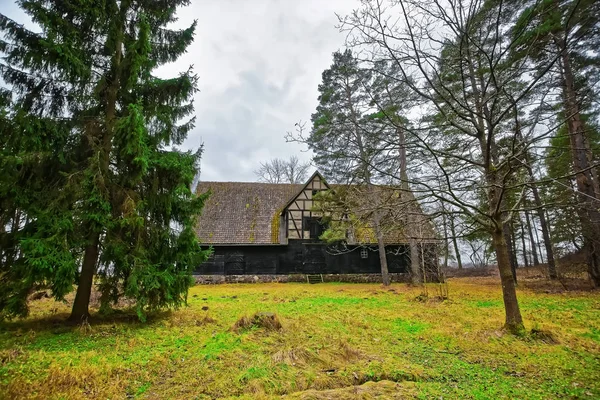 Velha casa de madeira no Ethnographic ao ar livre aldeia em Riga — Fotografia de Stock