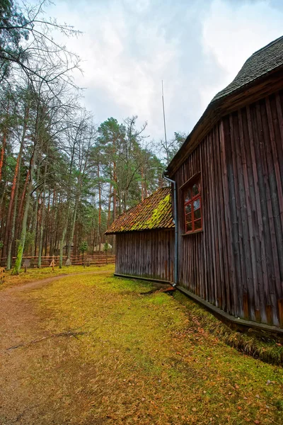 Edifício de madeira velha em Etnográfico ao ar livre aldeia Riga — Fotografia de Stock