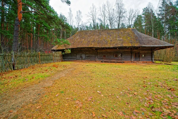 Velha casa de madeira em Etnográfico ao ar livre aldeia em Riga — Fotografia de Stock