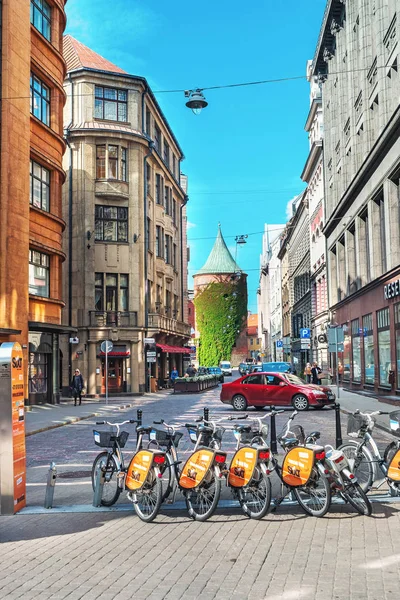 Cyklar och Kruttornet på Rigas historiska centrum — Stockfoto