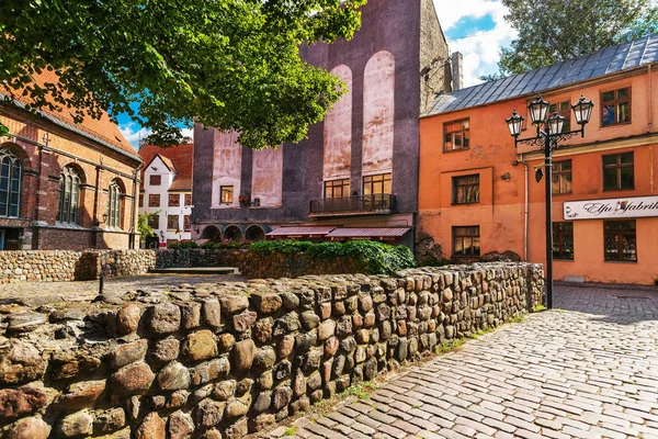 Cortile in centro storico nel centro storico Riga — Foto Stock