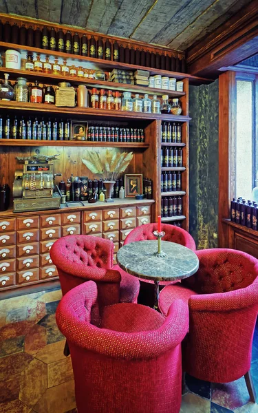 Barra mágica preta estilo vintage interior em Riga — Fotografia de Stock