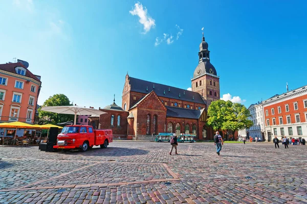 Plaza de la Cúpula con Catedral de Riga en el casco antiguo de Riga — Foto de Stock