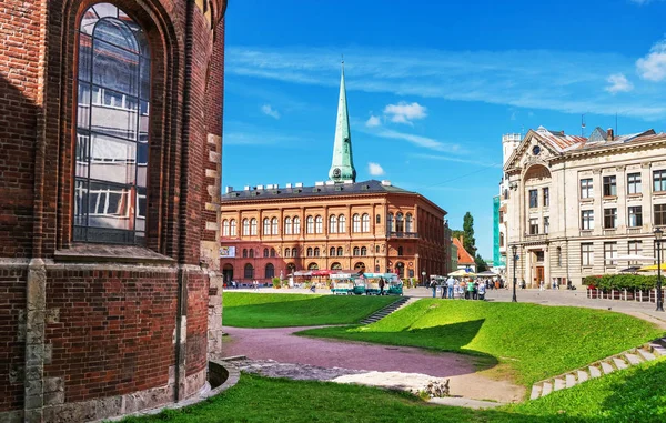 Купол площі і людей в історичному центрі Риги — стокове фото