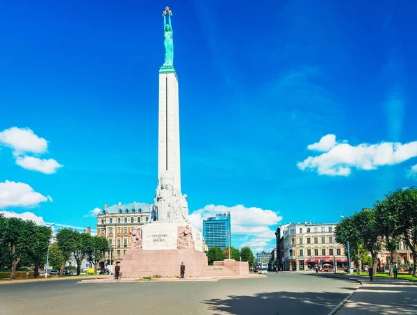 Frihetsmonumentet och personer på gamla stan i Riga — Stockfoto